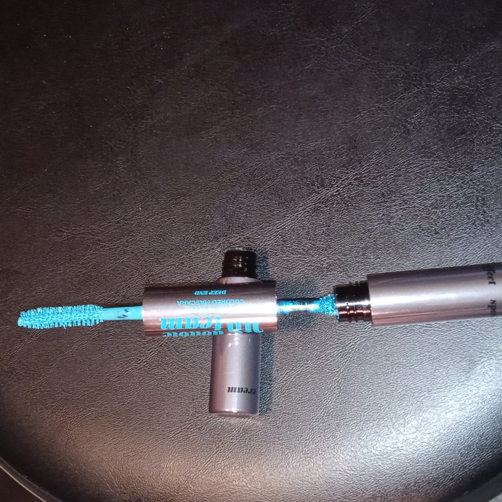 Double side mascara.